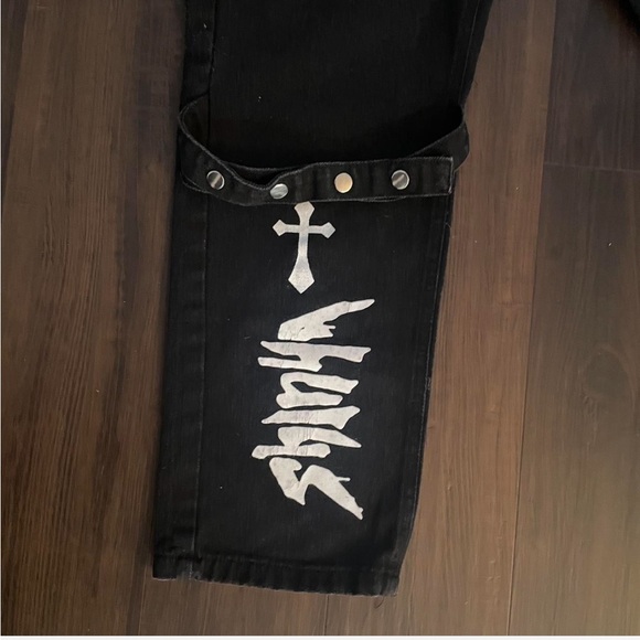 Shinya women’s black goth holy jeans with adjustable straps.
Size 28 - Picture 5 of 5